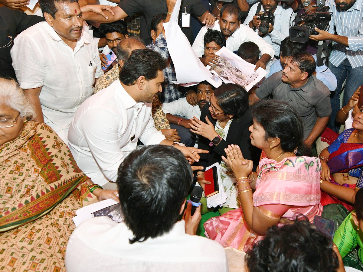YS Jagan Visit Bhavanipuram 42 Flat Victims At Vijayawada Photos18
