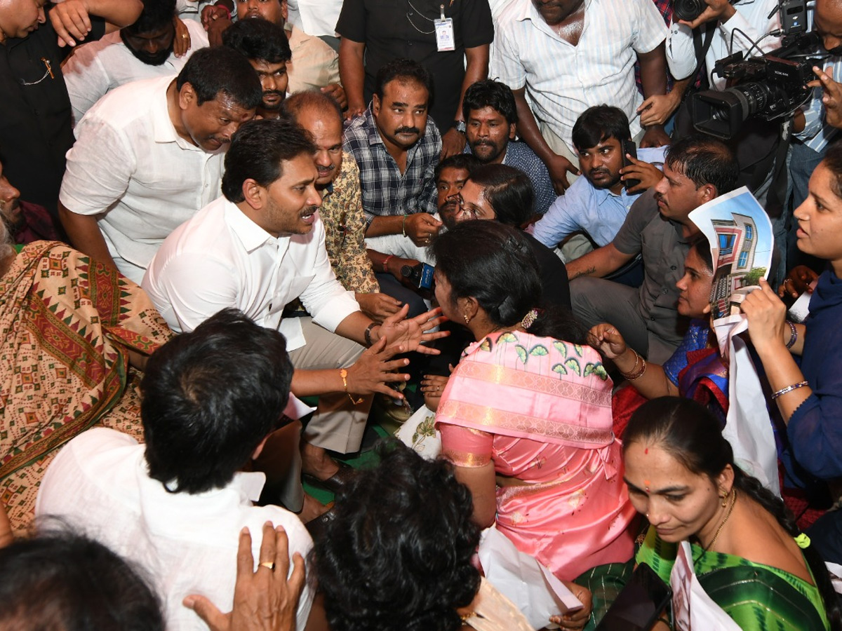 YS Jagan Visit Bhavanipuram 42 Flat Victims At Vijayawada Photos19
