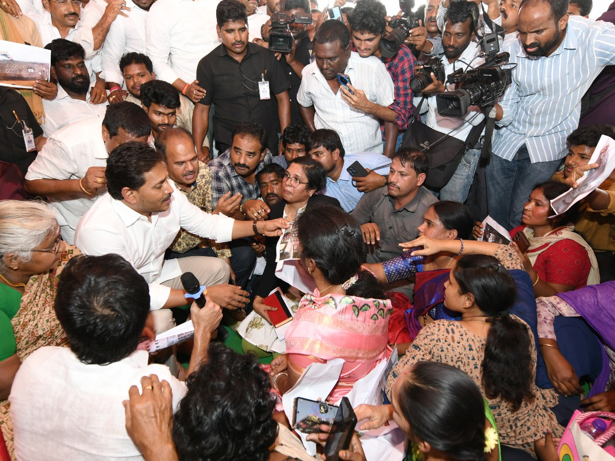 YS Jagan Visit Bhavanipuram 42 Flat Victims At Vijayawada Photos20