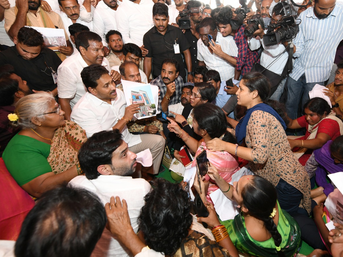 YS Jagan Visit Bhavanipuram 42 Flat Victims At Vijayawada Photos21