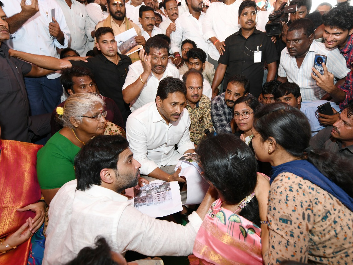 YS Jagan Visit Bhavanipuram 42 Flat Victims At Vijayawada Photos22