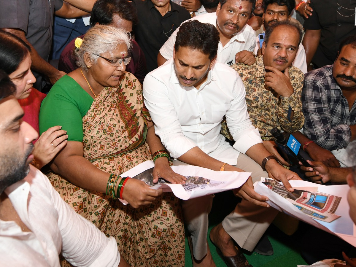 YS Jagan Visit Bhavanipuram 42 Flat Victims At Vijayawada Photos23