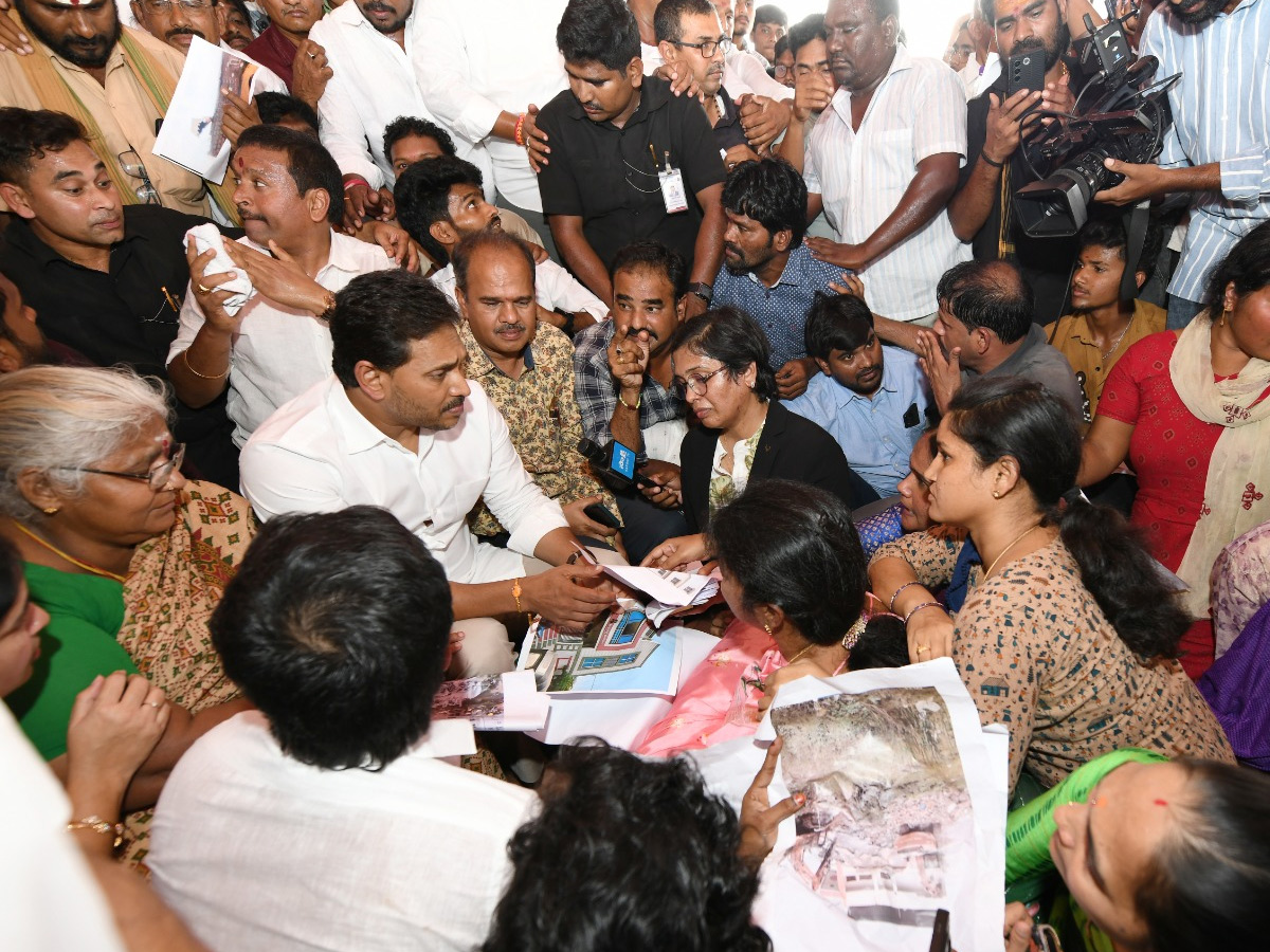 YS Jagan Visit Bhavanipuram 42 Flat Victims At Vijayawada Photos24