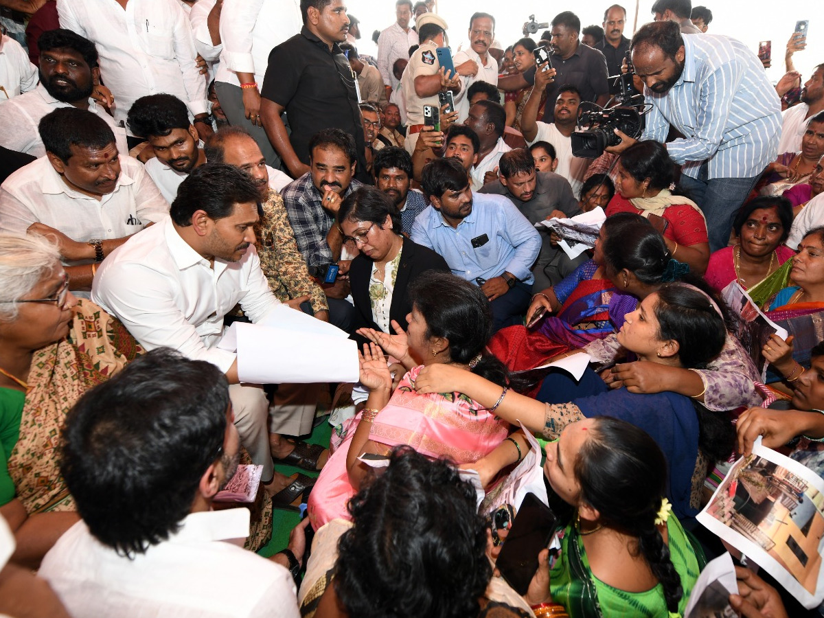 YS Jagan Visit Bhavanipuram 42 Flat Victims At Vijayawada Photos25