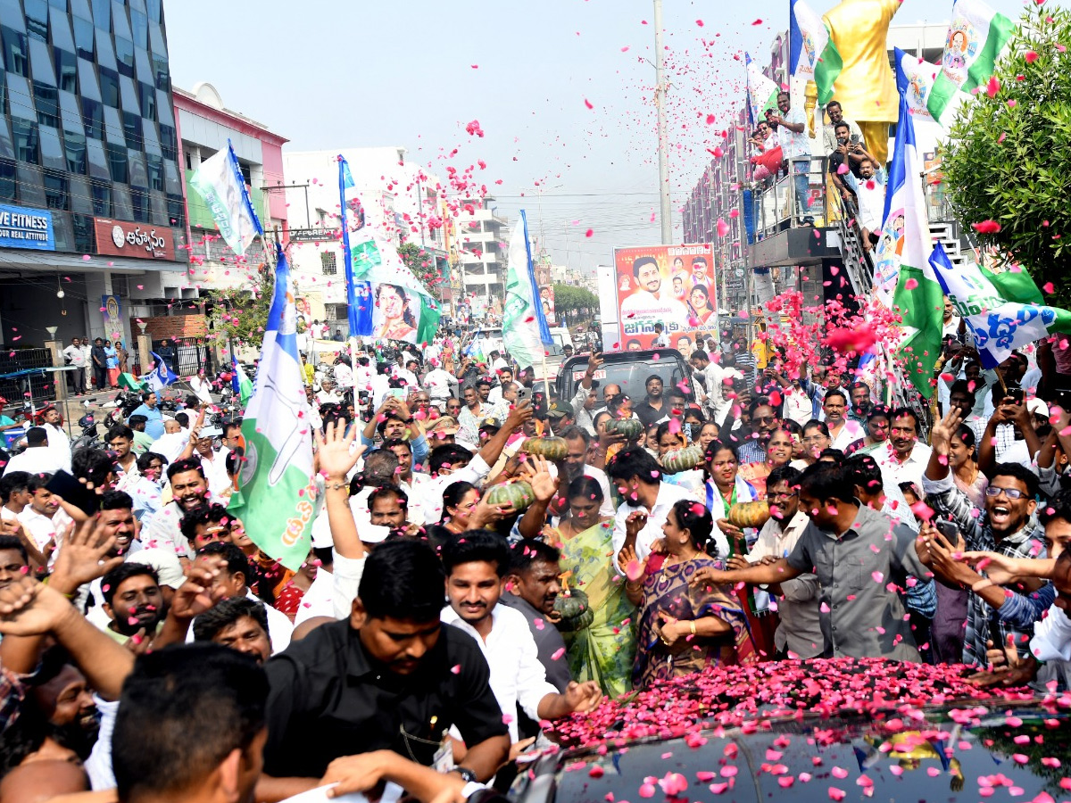 YS Jagan Visit Bhavanipuram 42 Flat Victims At Vijayawada Photos3