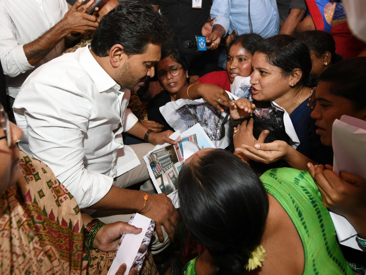 YS Jagan Visit Bhavanipuram 42 Flat Victims At Vijayawada Photos26