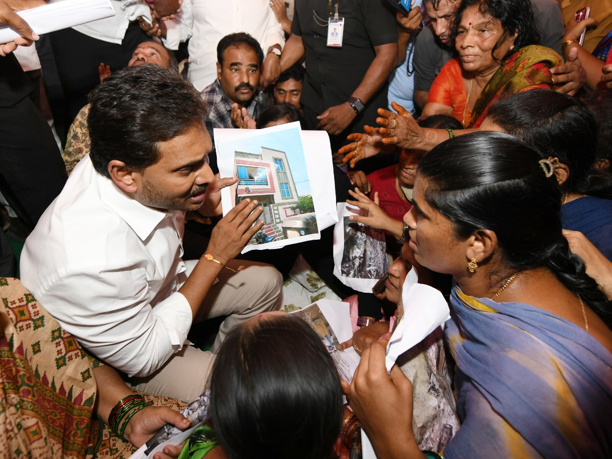 YS Jagan Visit Bhavanipuram 42 Flat Victims At Vijayawada Photos27