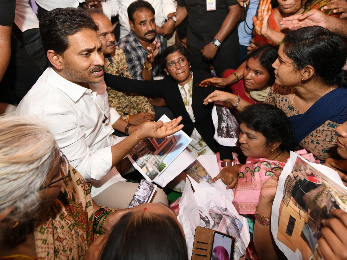 YS Jagan Visit Bhavanipuram 42 Flat Victims At Vijayawada Photos28