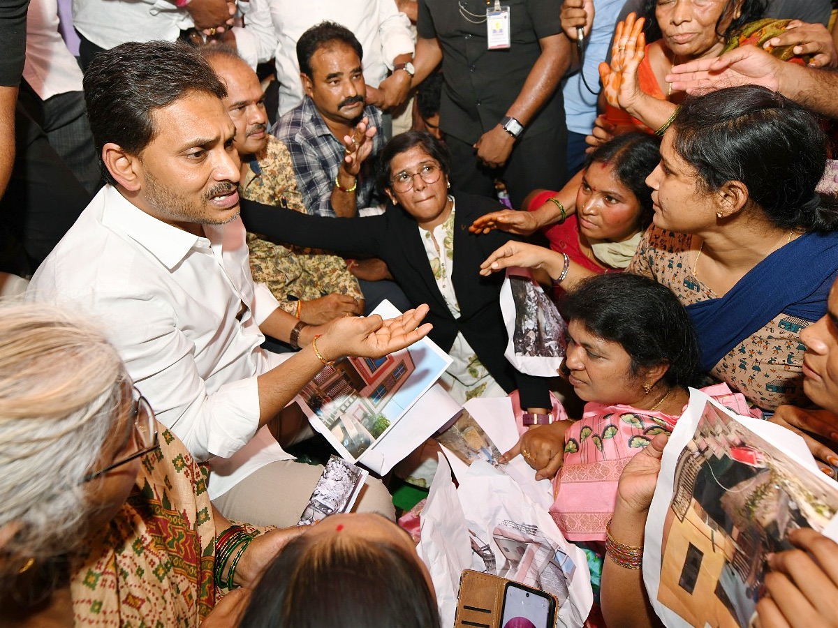 YS Jagan Visit Bhavanipuram 42 Flat Victims At Vijayawada Photos29