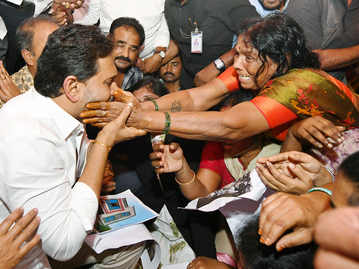 YS Jagan Visit Bhavanipuram 42 Flat Victims At Vijayawada Photos30