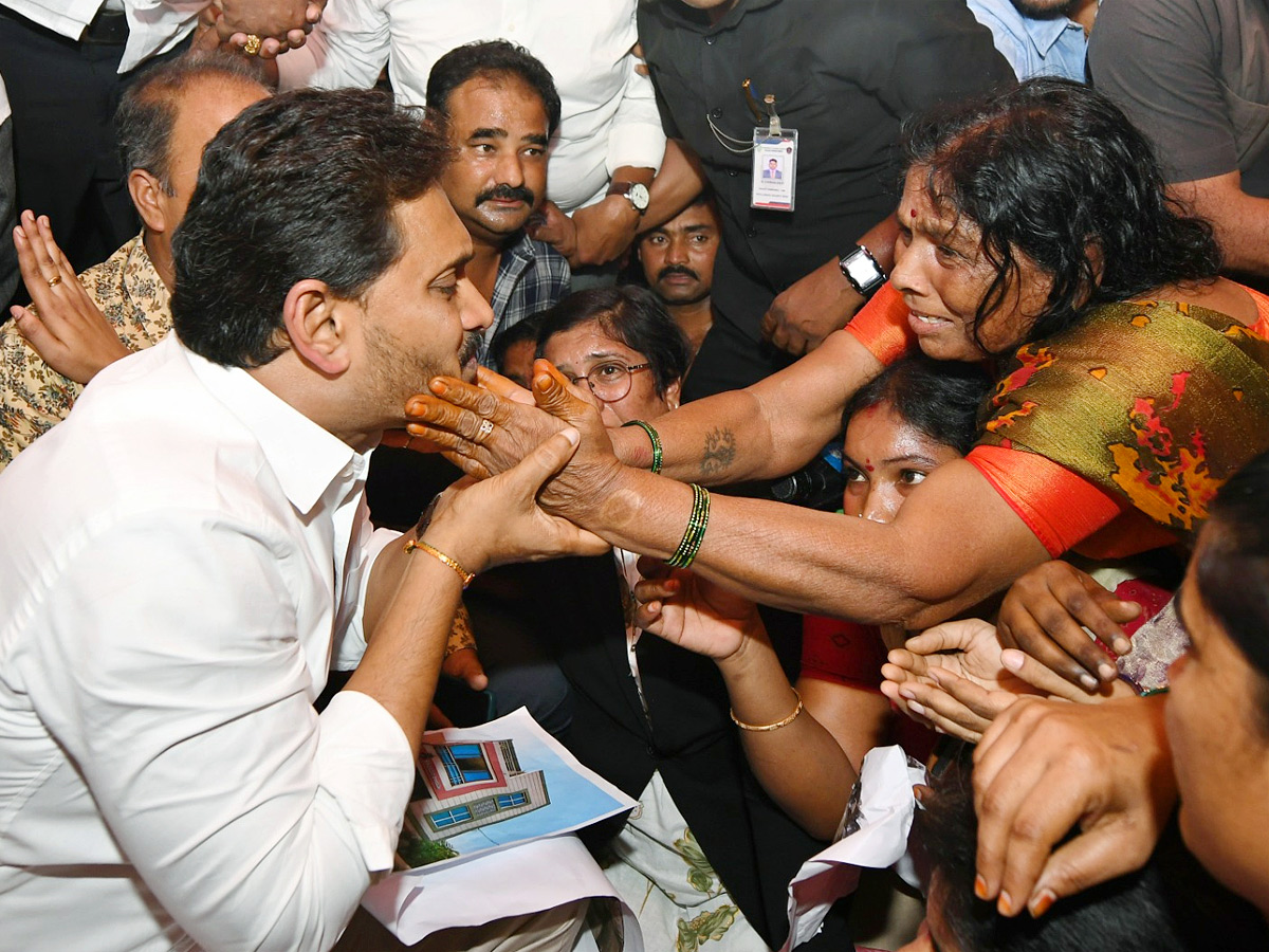 YS Jagan Visit Bhavanipuram 42 Flat Victims At Vijayawada Photos31