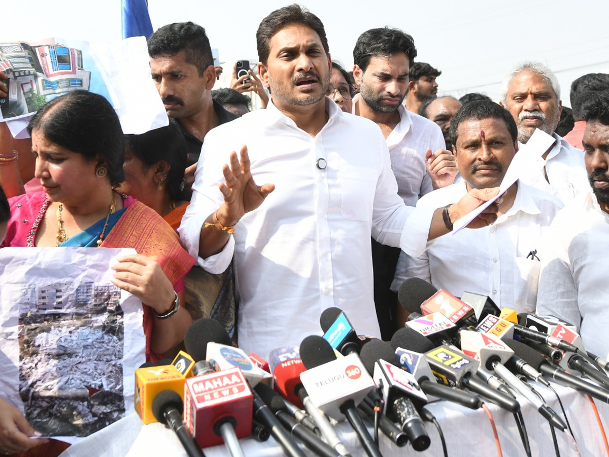 YS Jagan Visit Bhavanipuram 42 Flat Victims At Vijayawada Photos32