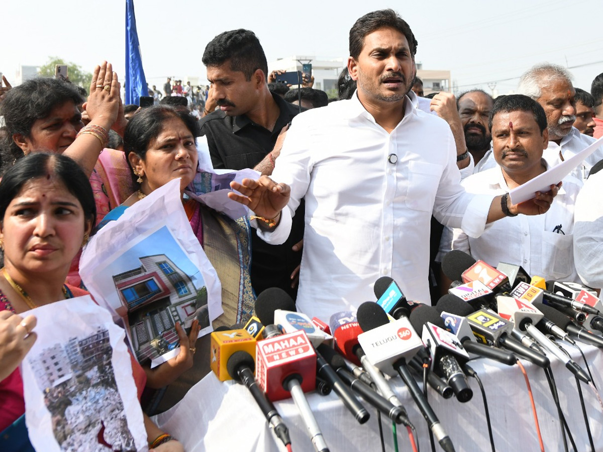 YS Jagan Visit Bhavanipuram 42 Flat Victims At Vijayawada Photos33