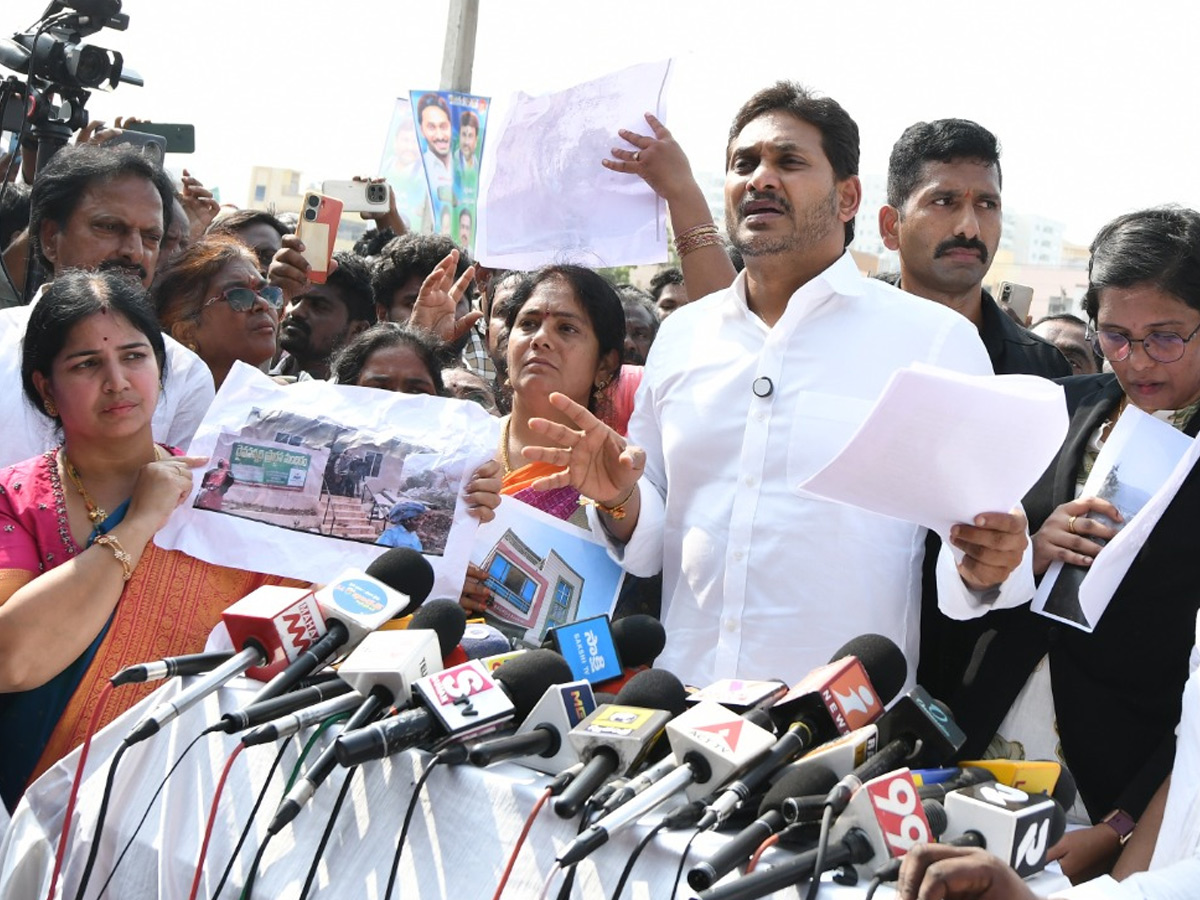 YS Jagan Visit Bhavanipuram 42 Flat Victims At Vijayawada Photos34