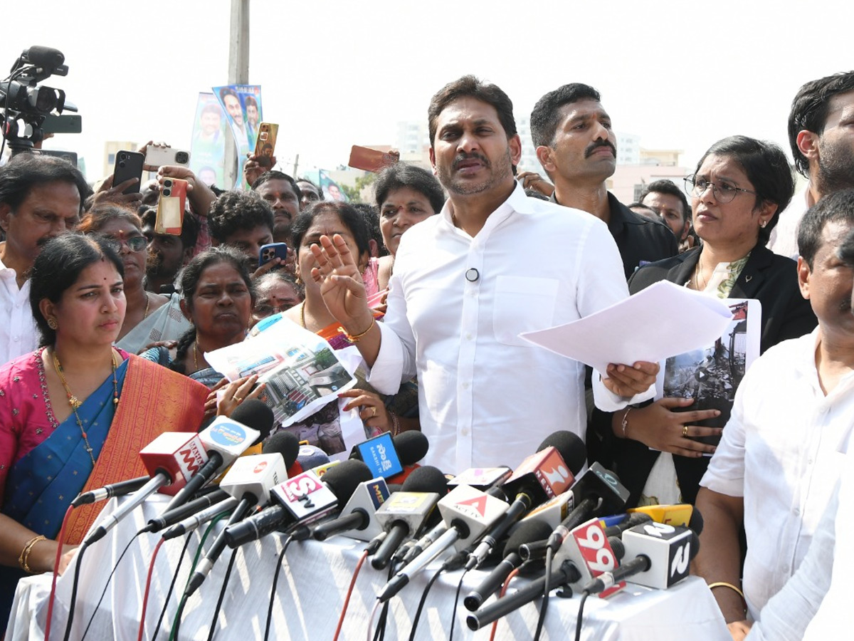 YS Jagan Visit Bhavanipuram 42 Flat Victims At Vijayawada Photos35