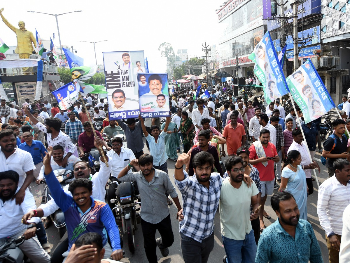 YS Jagan Visit Bhavanipuram 42 Flat Victims At Vijayawada Photos4