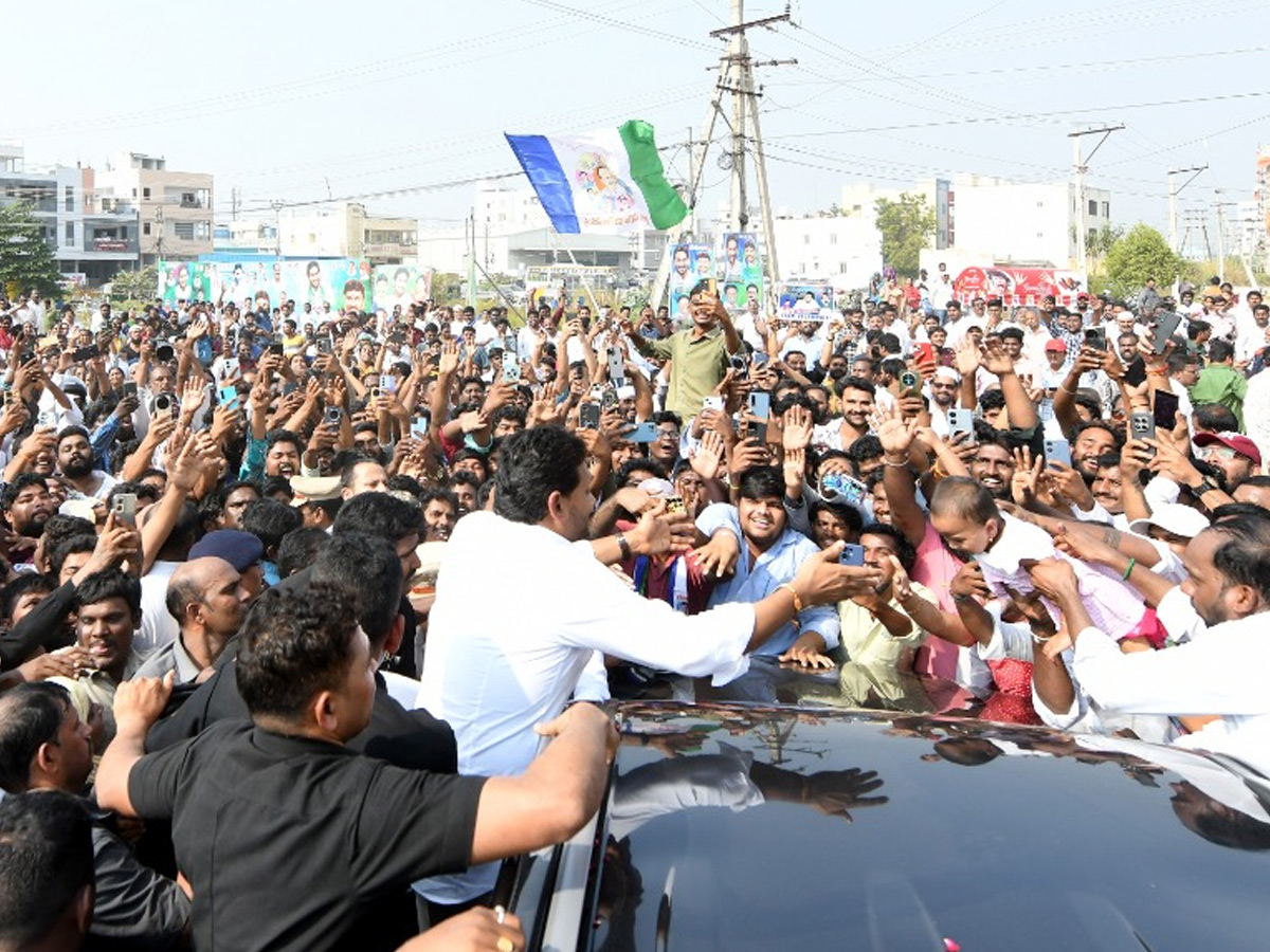 YS Jagan Visit Bhavanipuram 42 Flat Victims At Vijayawada Photos11
