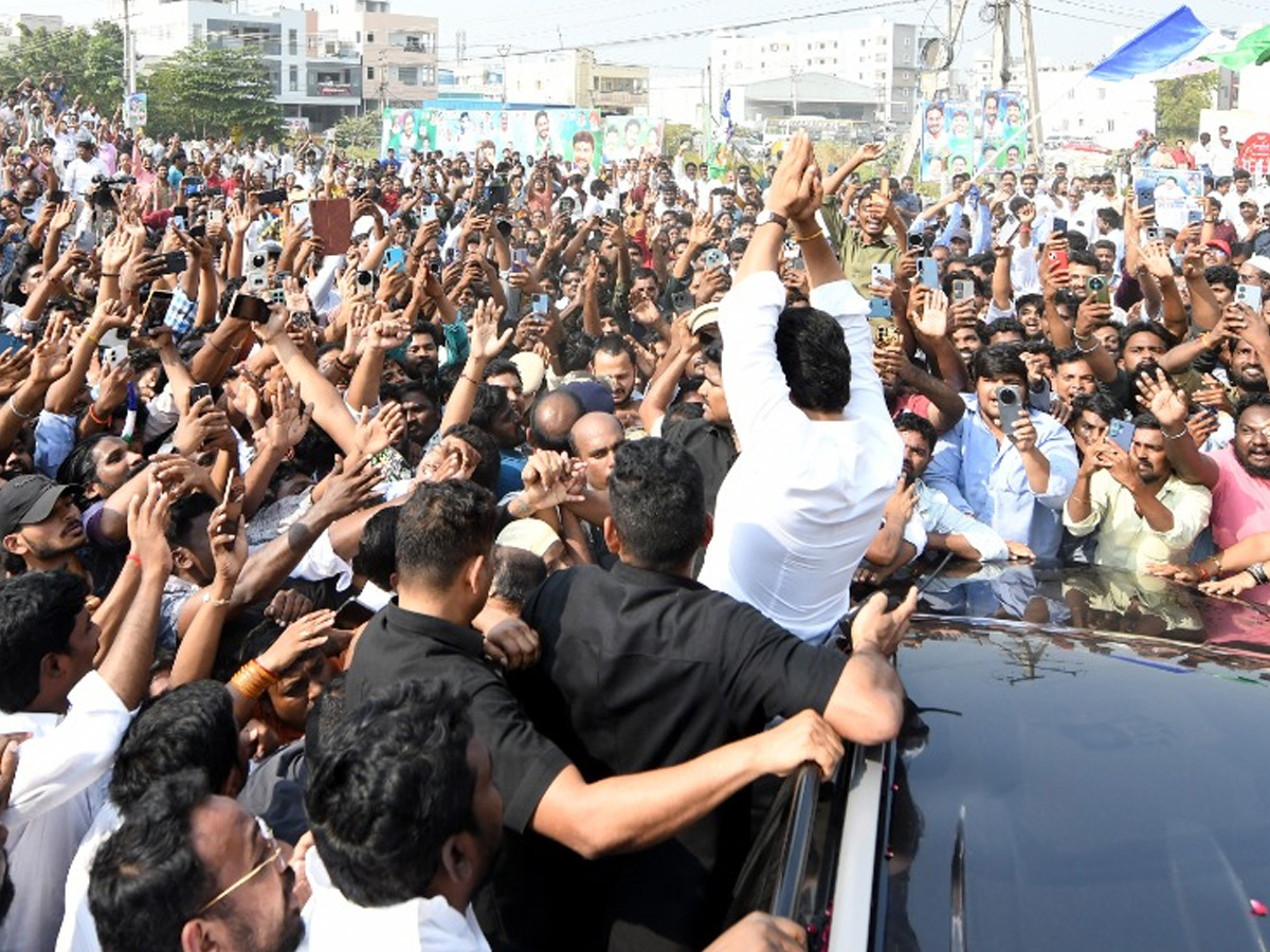 YS Jagan Visit Bhavanipuram 42 Flat Victims At Vijayawada Photos12