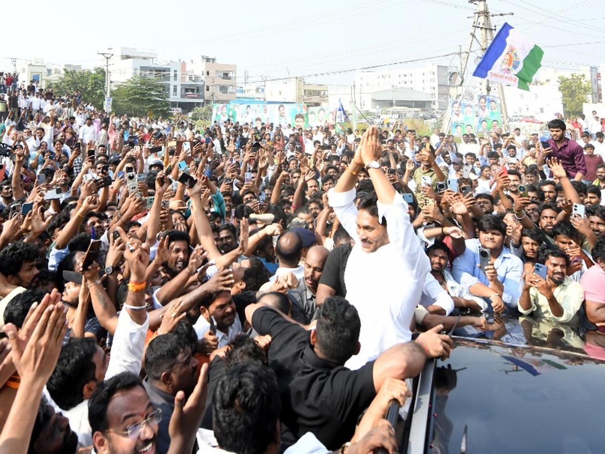 YS Jagan Visit Bhavanipuram 42 Flat Victims At Vijayawada Photos13