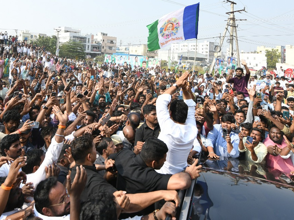 YS Jagan Visit Bhavanipuram 42 Flat Victims At Vijayawada Photos14