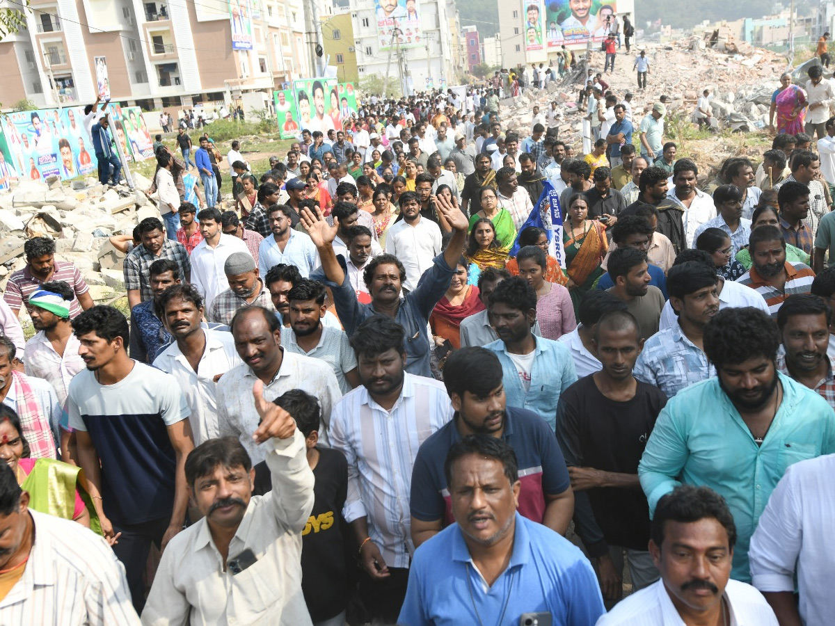 YS Jagan Visit Bhavanipuram 42 Flat Victims At Vijayawada Photos15
