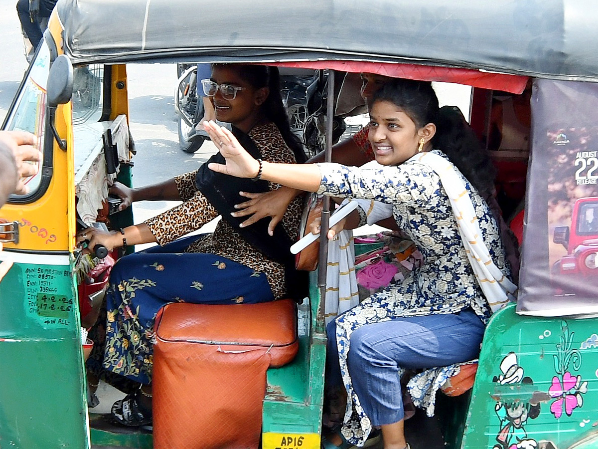 YS Jagan Visit Bhavanipuram 42 Flat Victims At Vijayawada Photos5