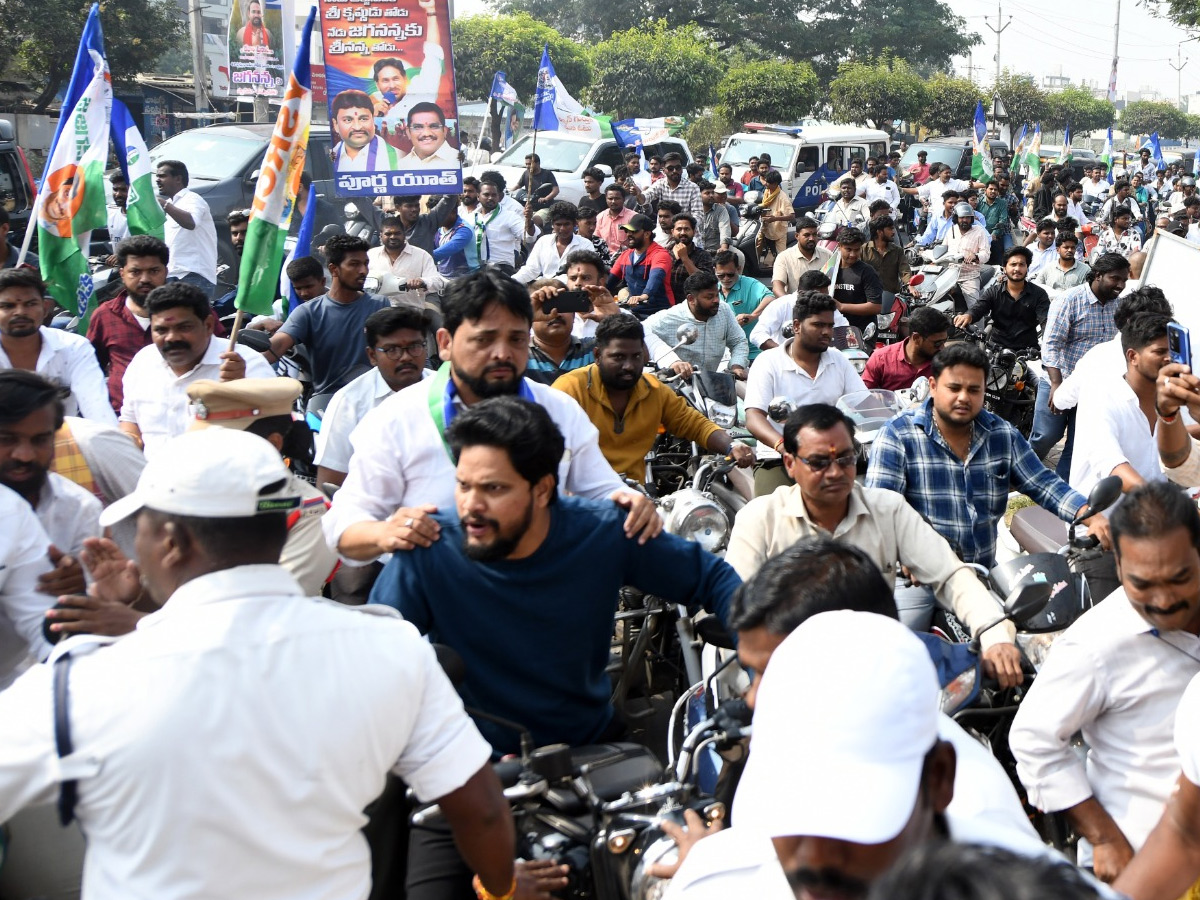 YS Jagan Visit Bhavanipuram 42 Flat Victims At Vijayawada Photos6