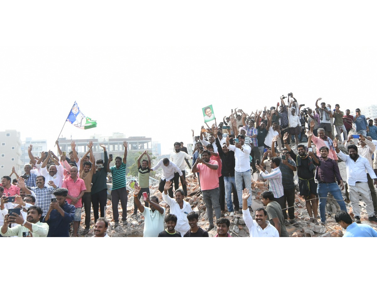 YS Jagan Visit Bhavanipuram 42 Flat Victims At Vijayawada Photos7