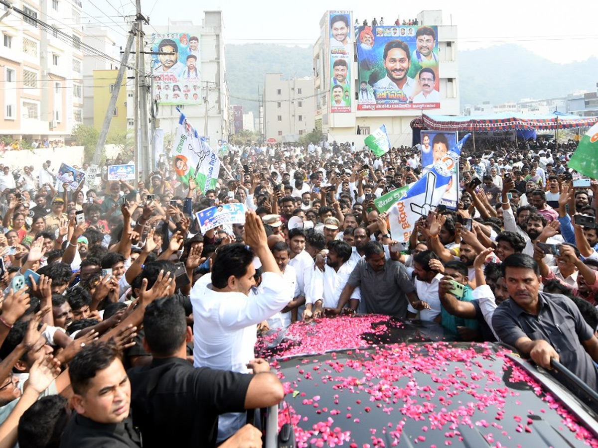 YS Jagan Visit Bhavanipuram 42 Flat Victims At Vijayawada Photos8