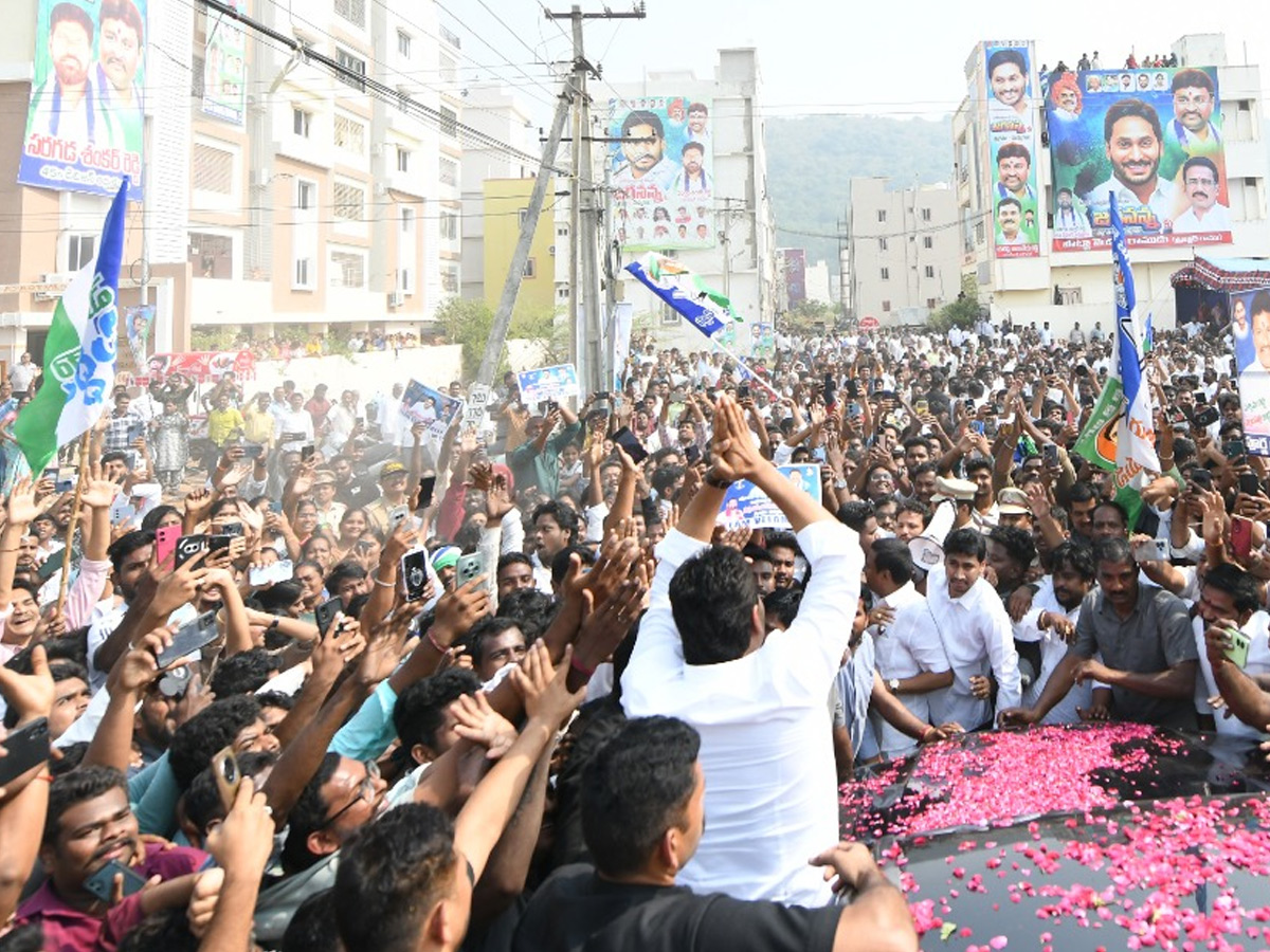 YS Jagan Visit Bhavanipuram 42 Flat Victims At Vijayawada Photos9