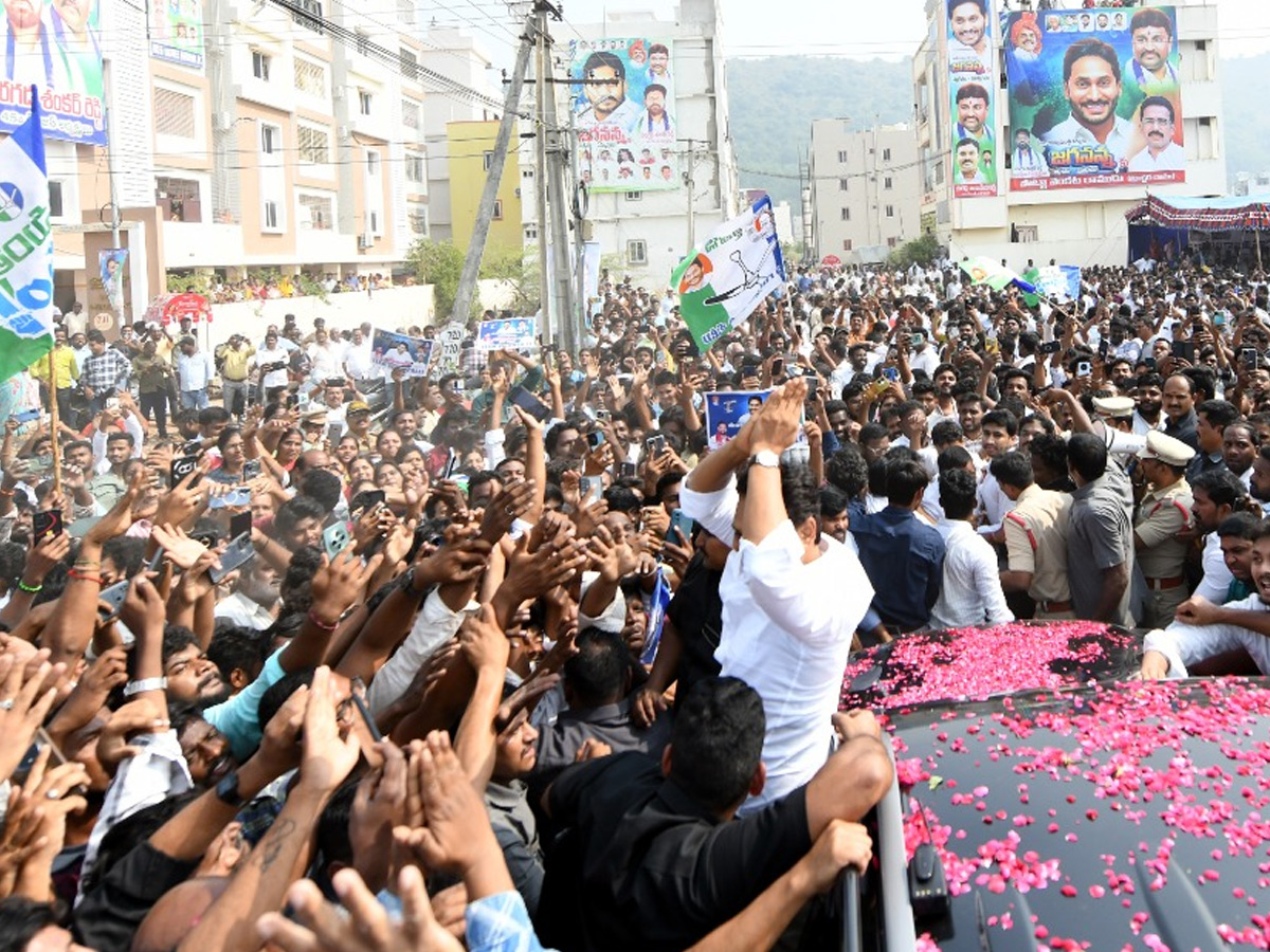 YS Jagan Visit Bhavanipuram 42 Flat Victims At Vijayawada Photos10