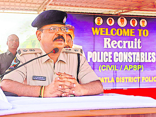 పోలీస్‌ ఉద్యోగం అంటేనే సేవ 1