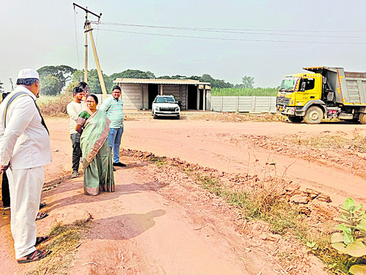 ఏపీఐఐసీ భూముల్లో మట్టి అక్రమ తవ్వకాలు 1