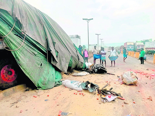 సేలం హైవేపై ఘోర రోడ్డు ప్రమాదం 2