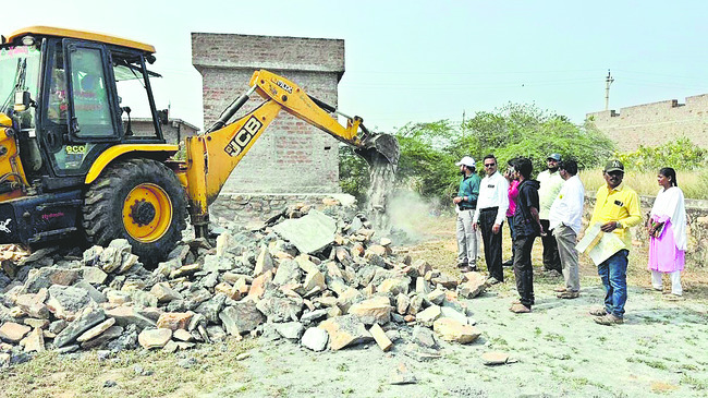 బడుగుల జాగాలోకి బలమున్నోళ్లు! 1