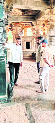 చిట్స్‌ బాధితులకు చెక్కులు అందజేత
2