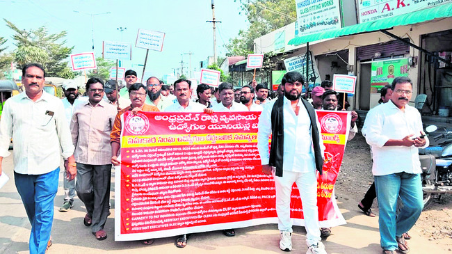 గ్రాట్యుటీ చట్టాన్ని  అమలు చేయాలి 1