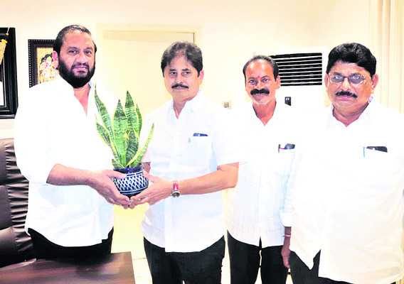 ప్రసన్నను కలిసిన మావులూరు1