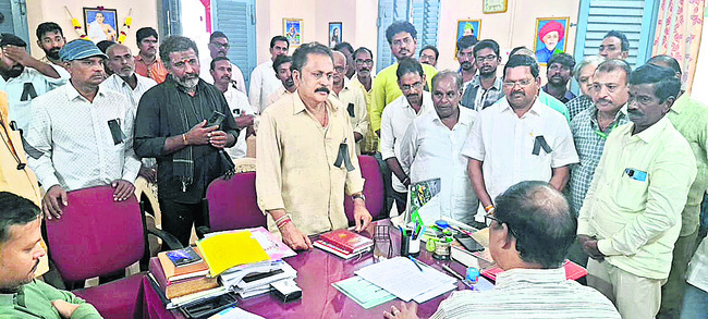 సమస్యలు పరిష్కరించాలంటూ.. 1