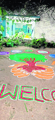 ఆకట్టుకునేలా హరిత పోలింగ్‌ కేంద్రాలు1