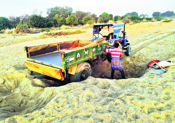 పెన్నా మొత్తం గోతులే.. 1