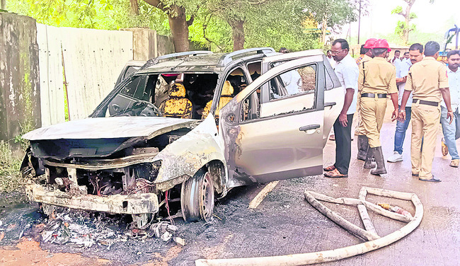 ఆపి ఉన్న కారులో మంటలు 1