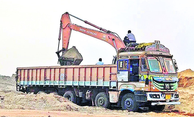 ఇసుకాసురుల బరితెగింపు1