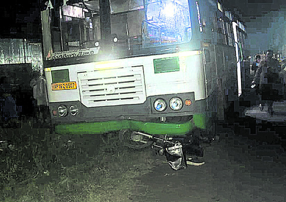 ఆర్టీసీ బస్సు ఢీకొని ఇద్దరికి తీవ్ర గాయాలు 1