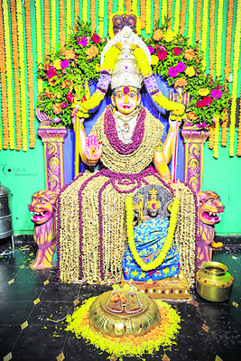 ప్రత్యేక అలంకరణల్లో గ్రామ దేవతలు1