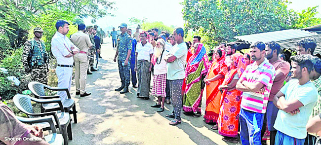 శాంతి భద్రతలపై ప్రజలతో చర్చలు1