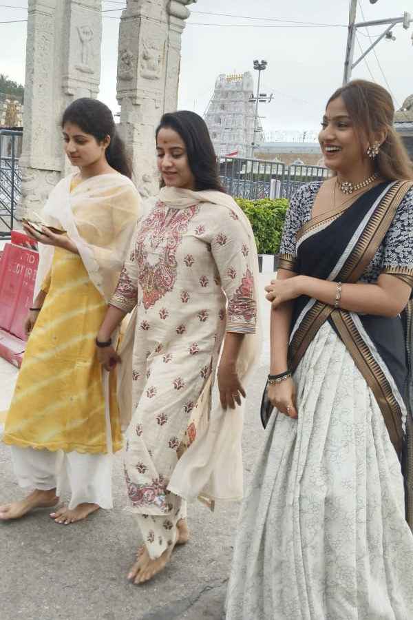 Actress Swathi Deekshith Visited Tirumala Sri Vari Temple Photos2