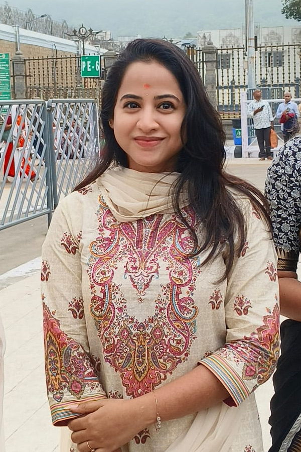 Actress Swathi Deekshith Visited Tirumala Sri Vari Temple Photos11