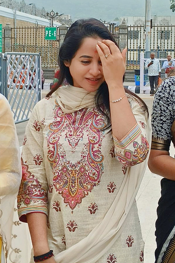 Actress Swathi Deekshith Visited Tirumala Sri Vari Temple Photos12