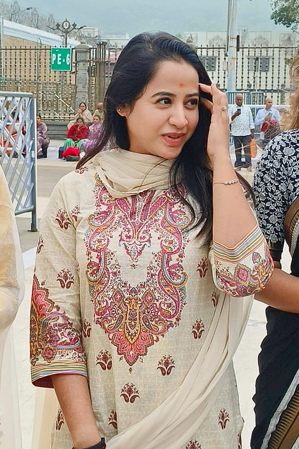 Actress Swathi Deekshith Visited Tirumala Sri Vari Temple Photos13